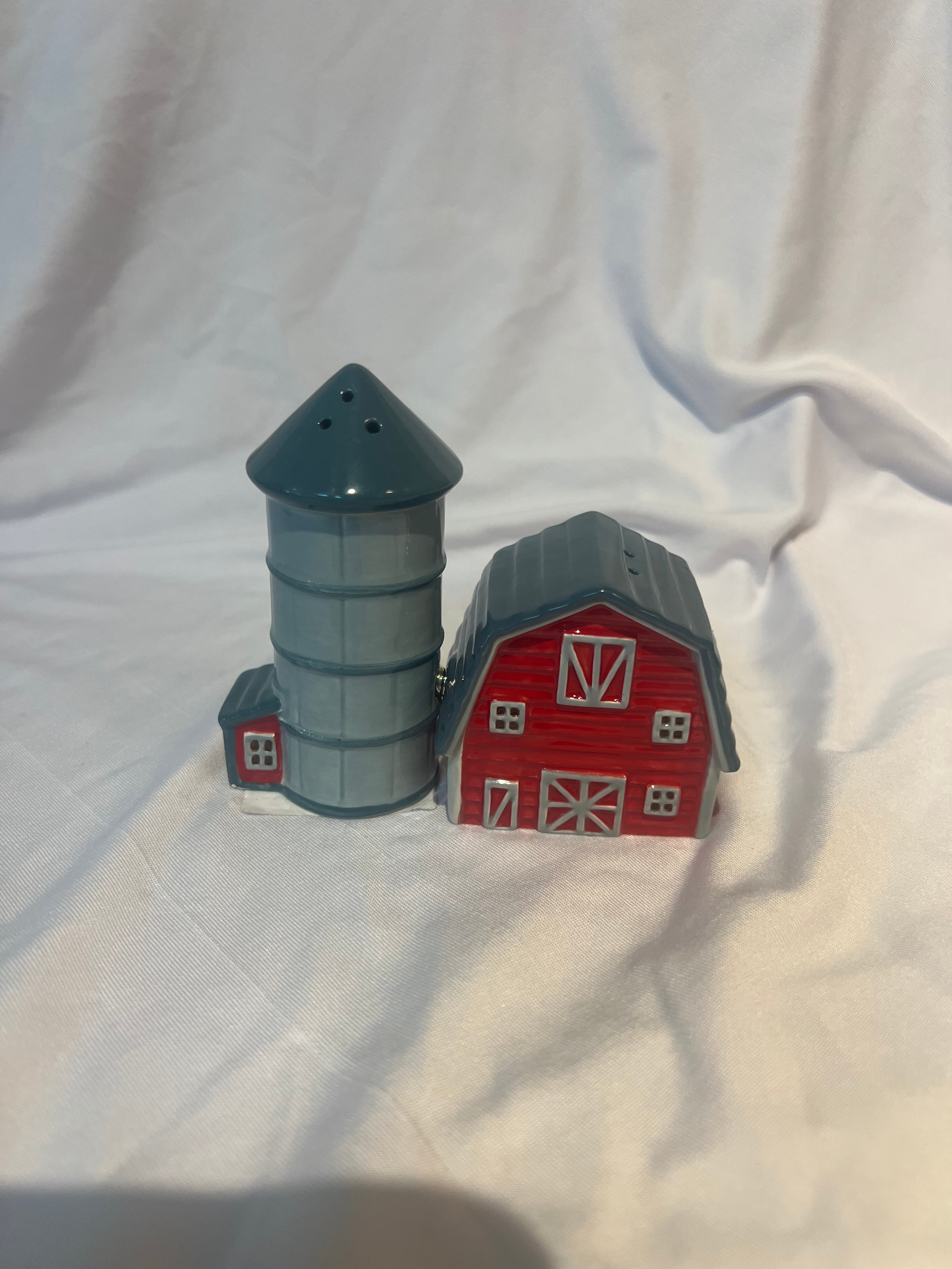Farm Silo & Barn Salt and Pepper Shaker Set