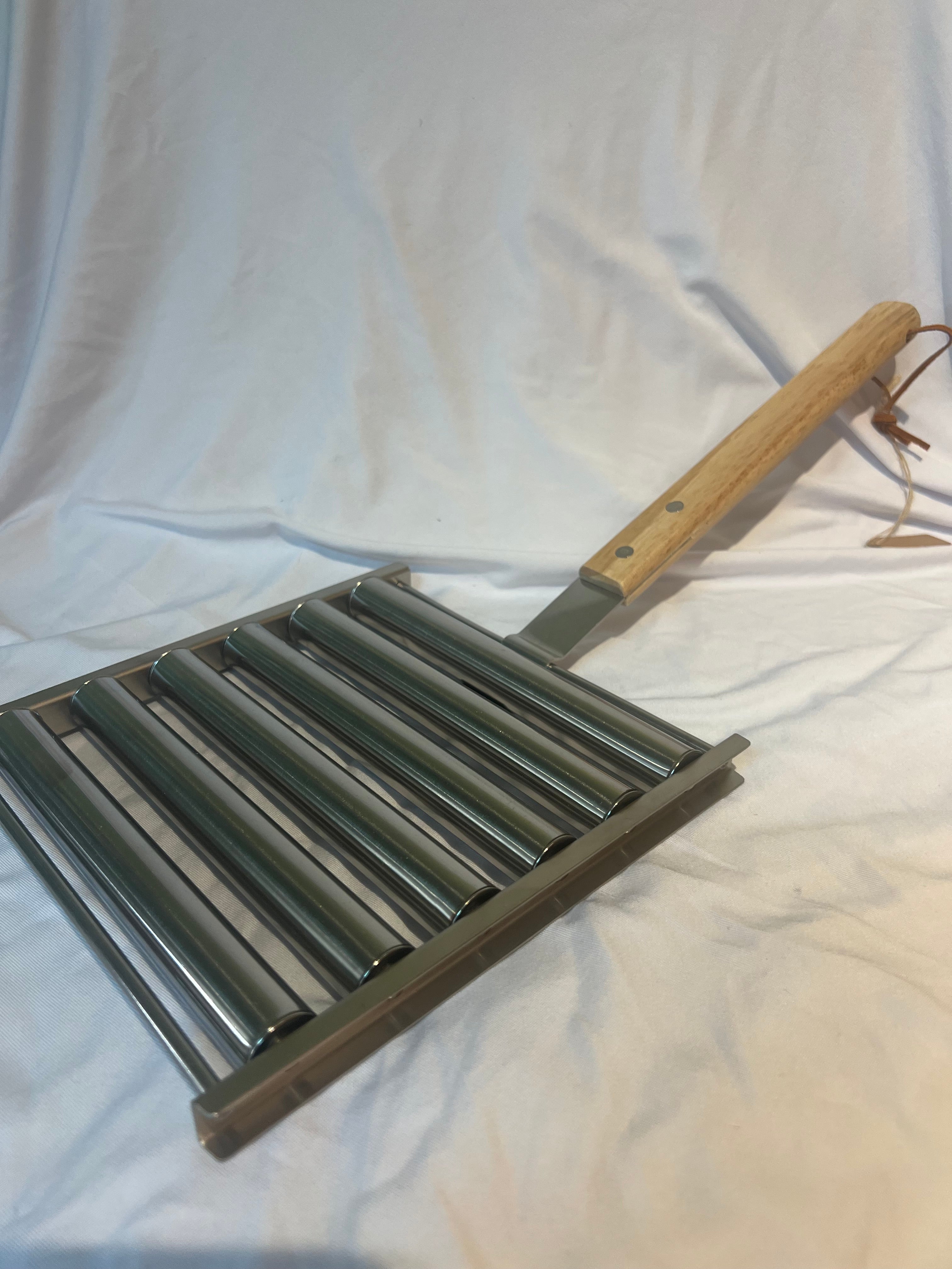 Buck ’n Jane’s – Hot Dog Roller Grill Basket